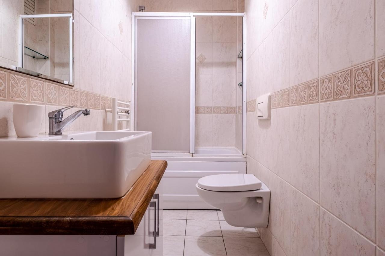 Centrally Located With Balcony In Sisli Istanboel